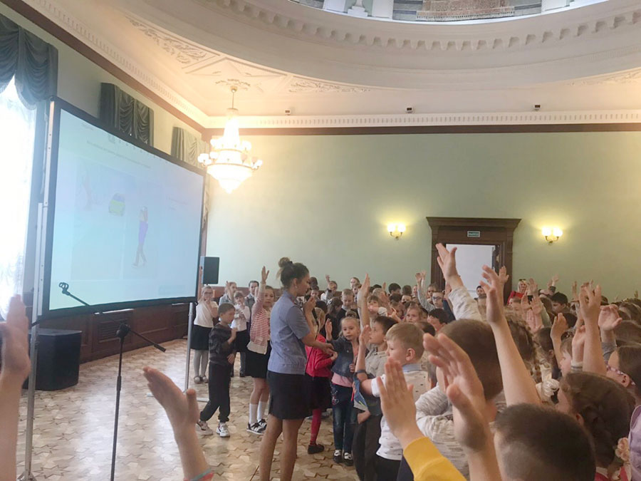В минском театре юного зрителя в рамках специального комплекса мероприятий «Внимание – дети!» сотрудники ГАИ Заводского района столицы провели акцию, направленную на предупреждение ДТП с участием детей.