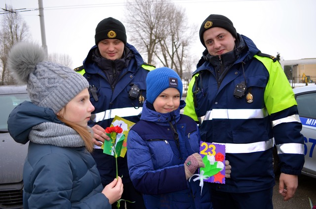 Школьники поздравили сотрудников ГАИ с праздником