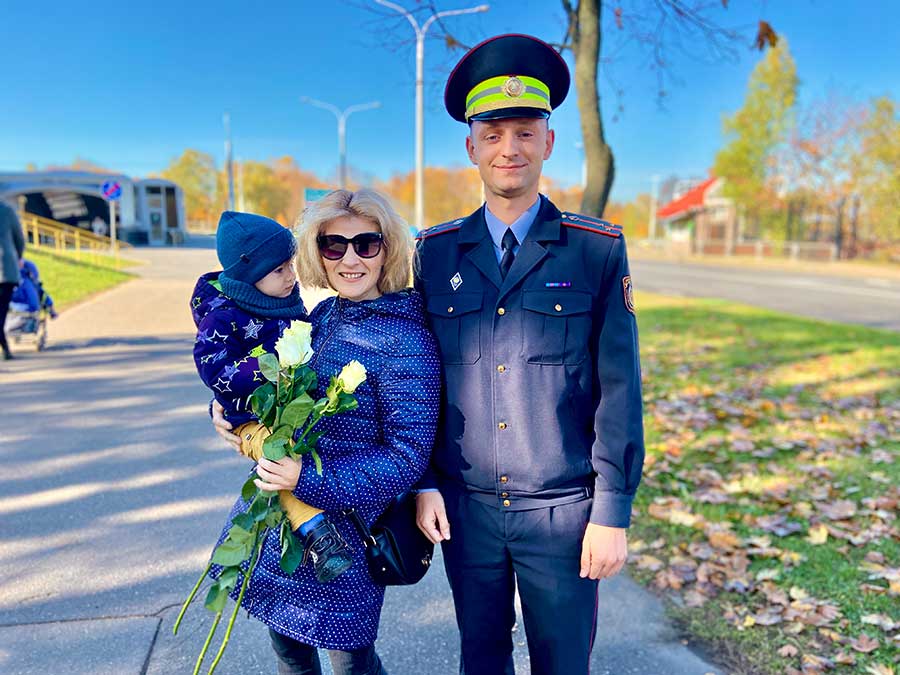 Инспекторы ГАИ Заводского района столицы поздравили женщин с Днем матери